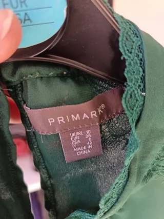 Blusa verde con encaje en los hombros