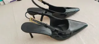 Zapatos negros de tacón con tira