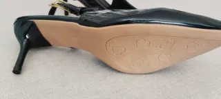 Zapatos negros de tacón con tira