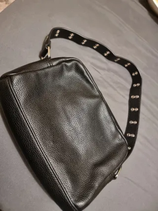 Bandolera Bershka negra con cadena