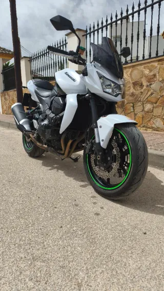 Kawasaki Z750 Blanca y Negra