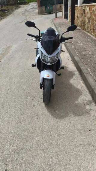 Kawasaki Z750 Blanca y Negra