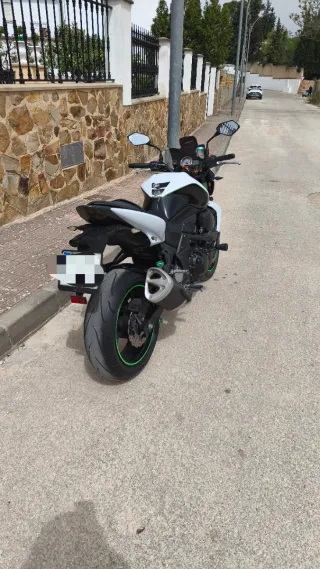 Kawasaki Z750 Blanca y Negra