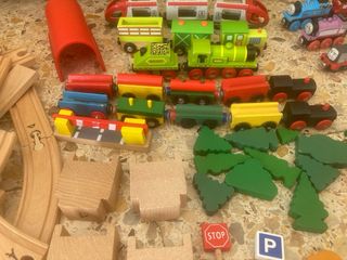 Vías y trenes de madera