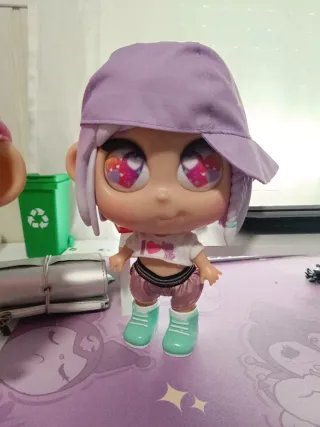 Muñeca Trotties con gorra y zapatillas