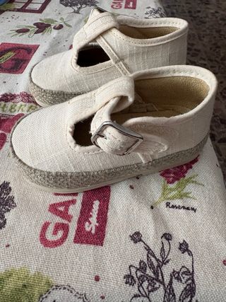 Zapatos nuevos suela de esparto acabado en goma .