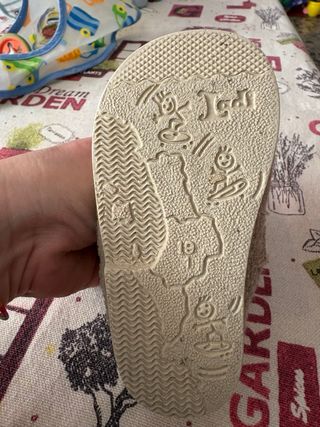 Zapatos nuevos suela de esparto acabado en goma .