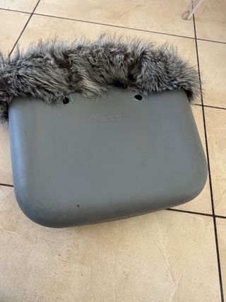 Borsa O bag grigia con pelliccia