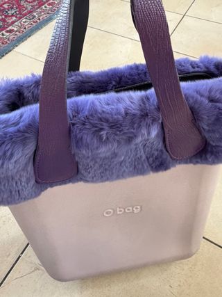 Borsa O bag lilla con inserto in pelliccia