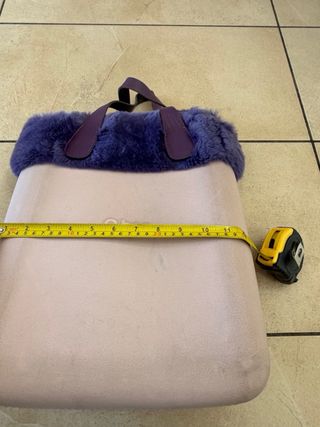 Borsa O bag lilla con inserto in pelliccia