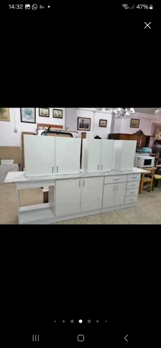 Mueble de cocina verde y blanco