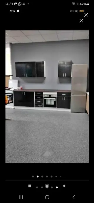 Mueble de cocina verde y blanco