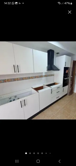 Mueble de cocina verde y blanco