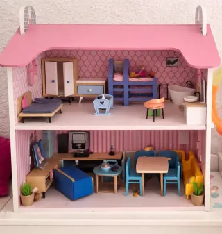 Casita de muñecas de madera