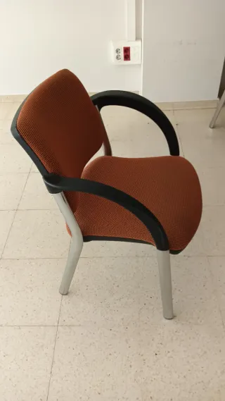 Sillas de oficina naranjas y negras