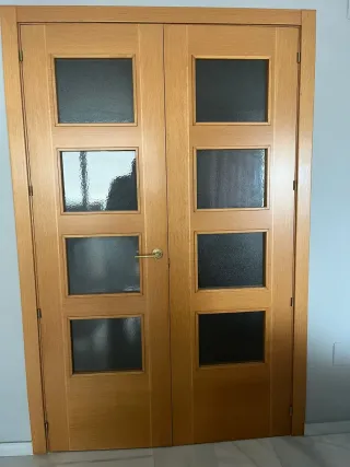 Puerta doble madera con cristales