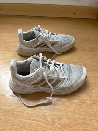 Zapatillas Adidas grises y blancas