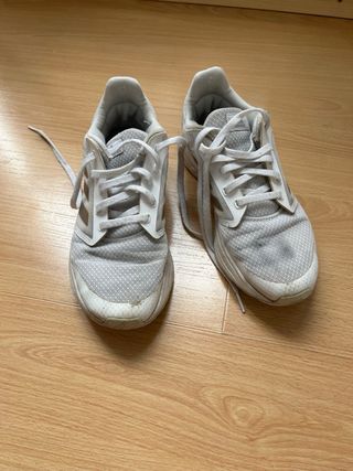 Zapatillas Adidas grises y blancas