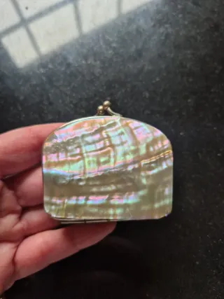 Pequeño monedero antiguo de nácar