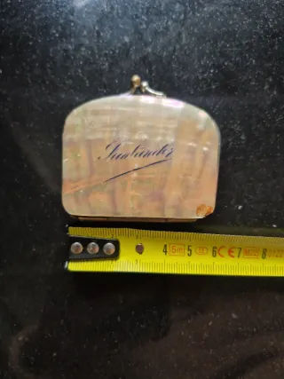 Pequeño monedero antiguo de nácar