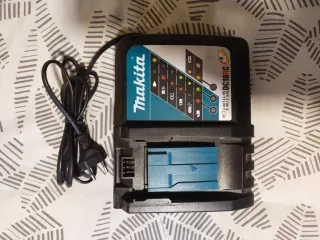 Caladora Makita + 2 Baterías 18V / 5Ah + Cargador