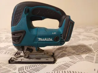 Caladora Makita + 2 Baterías 18V / 5Ah + Cargador