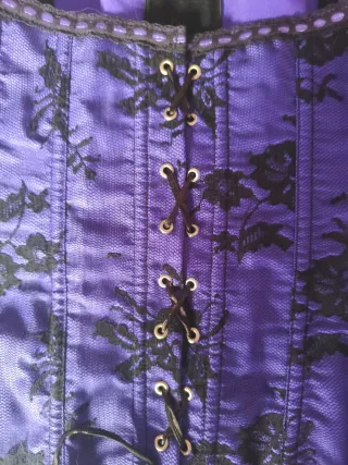 Corsé morado y negro con cordones