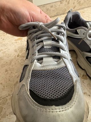 Zapatillas deportivas grises y plateadas