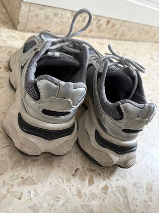 Zapatillas deportivas grises y plateadas