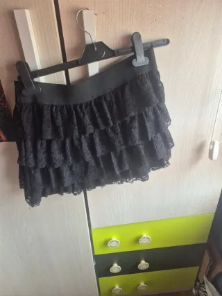 Minifalda negra volantes encaje