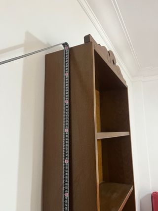 Estantería y armario de madera