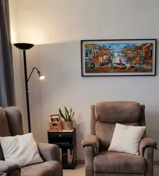 Mesa auxiliar diseño madera y mimbre