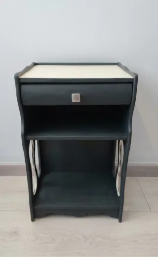 Mesa auxiliar diseño madera y mimbre