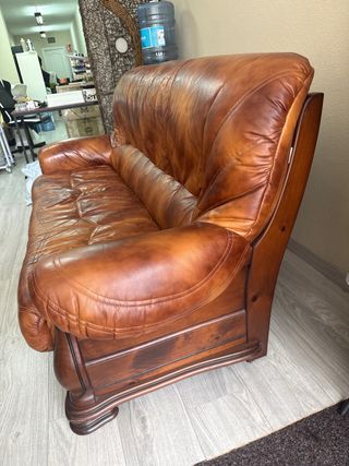 Sofá de piel marrón clásico