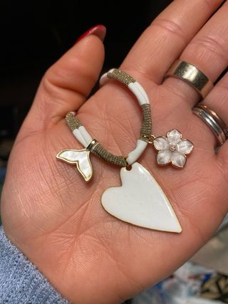 Collana bianca e oro con cuore bianco e ciondoli