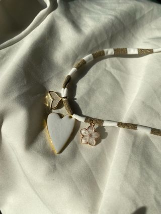 Collana bianca e oro con cuore bianco e ciondoli