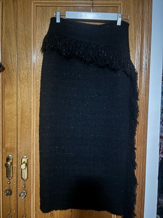 Falda negra con flecos