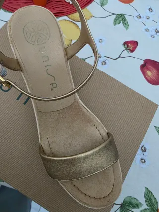 Sandalias Unisa Beige y Doradas
