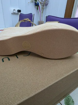 Sandalias Unisa Beige y Doradas