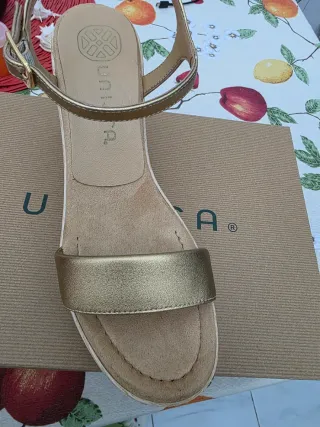 Sandalias Unisa Beige y Doradas
