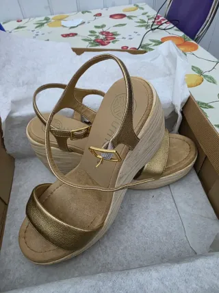 Sandalias Unisa Beige y Doradas
