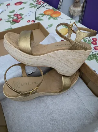 Sandalias Unisa Beige y Doradas
