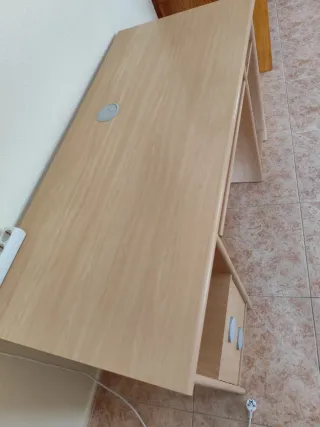 Escritorio ordenador madera claro y regalo