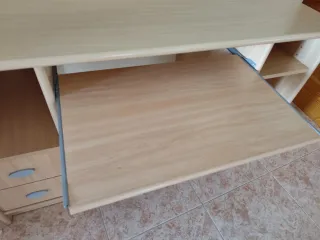 Escritorio ordenador madera claro y regalo
