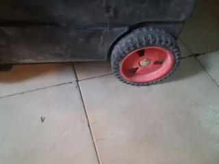 Caja de herramientas móvil con ruedas