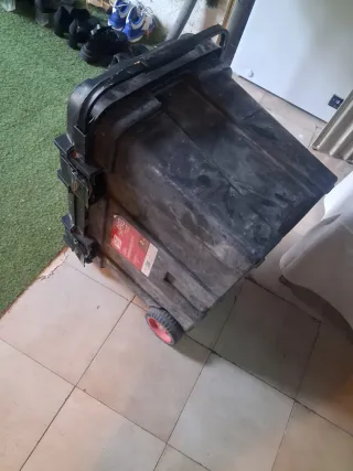Caja de herramientas móvil con ruedas