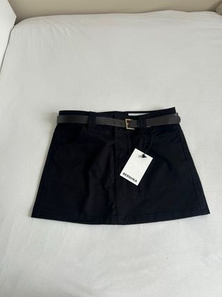 Falda Bershka negra con cinturón T.34