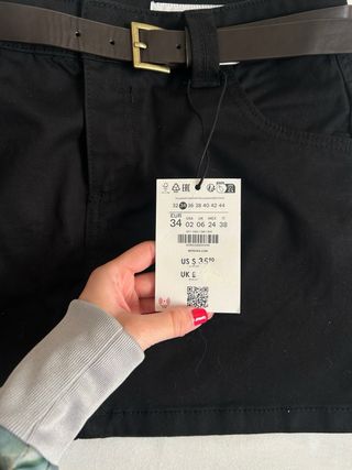 Falda Bershka negra con cinturón T.34