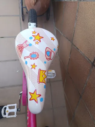 Bicicleta infantil rosa con cesta