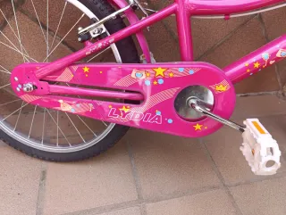 Bicicleta infantil rosa con cesta